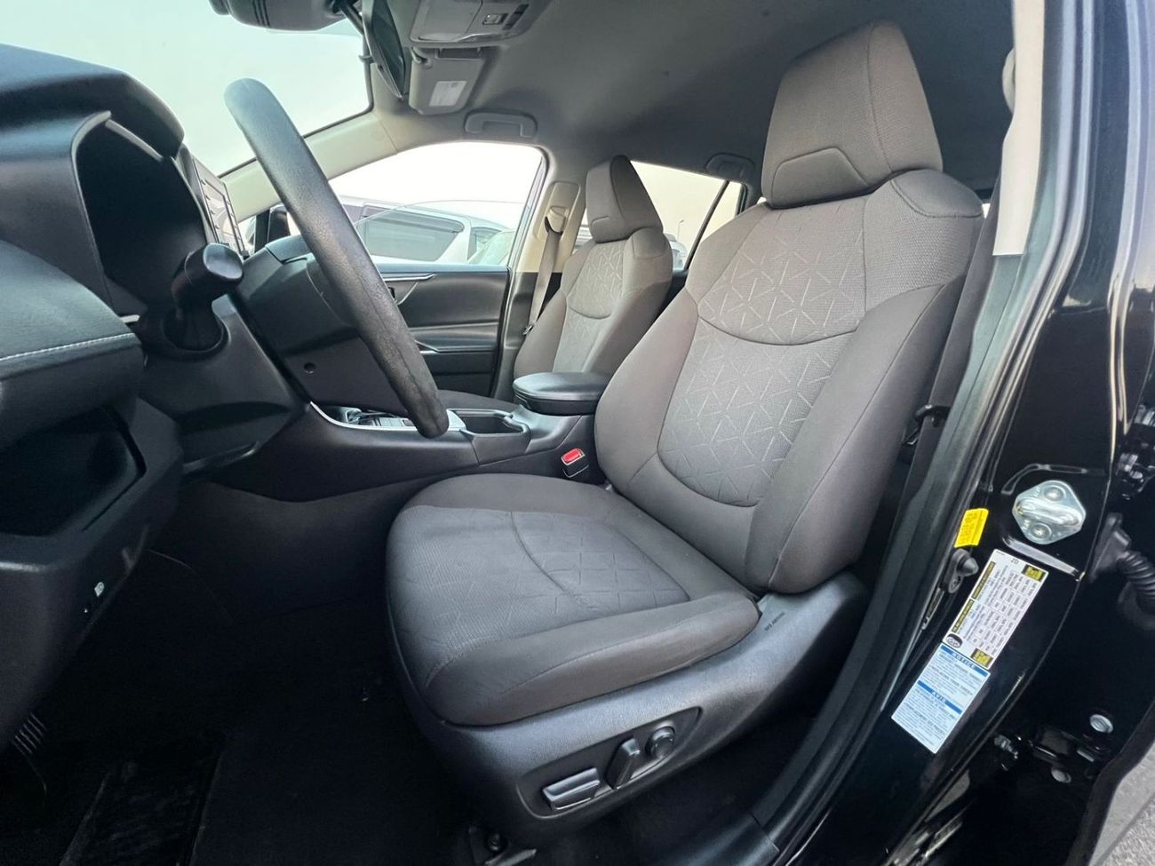 تويوتا راف ٤ 2022 TOYOTA RAV4 XLE - 4Wheel Drive 4X4 - PUSH START - ELECTRIC SEATS - VERY GOOD CONDITION