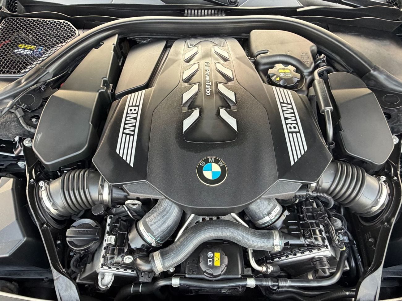بي أم دبليو 750Li XDRIVE LUXURY