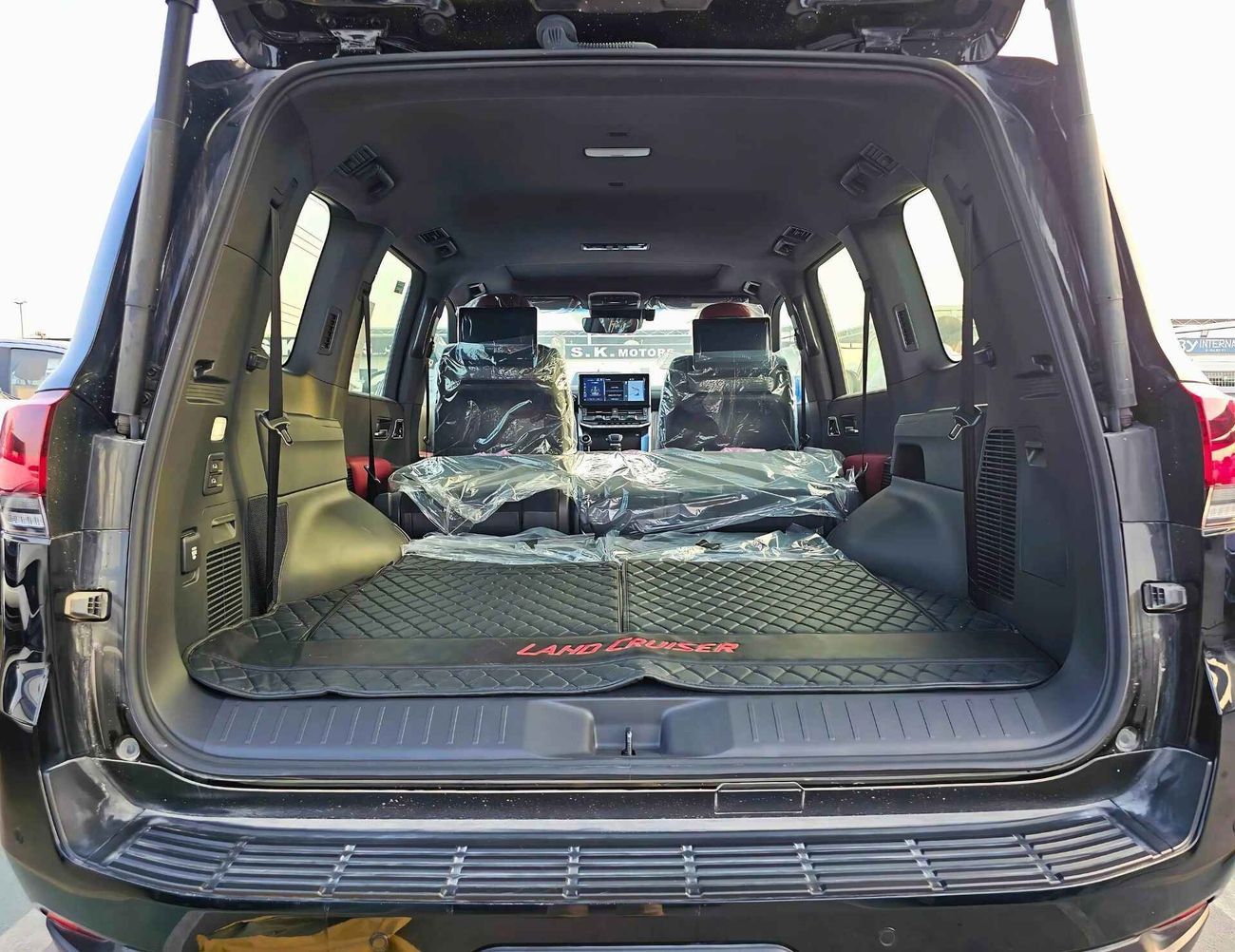 Toyota Land Cruiser LC300 GR SPORT / 3.3L V6 DIESEL / DVD WITH 360* / JBL SPEAKERS / HEADUP / FULL OPTION (CODE # LCDGR)