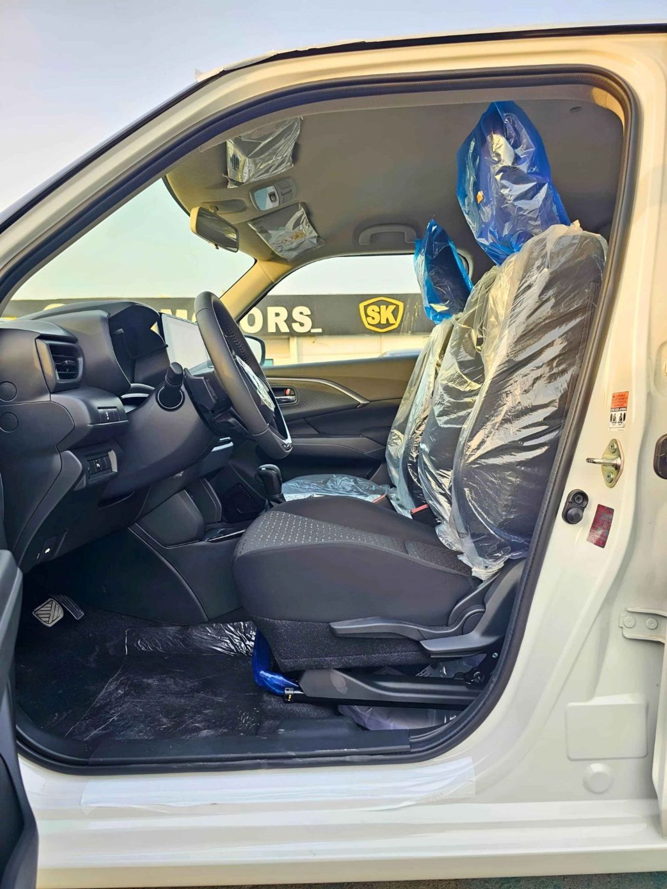 سوزوكي سويفت GLX DUAL TONE / 1.2L PETROL A/T/ PUSH START/ REAR PARKING SENSOR / REAR CAMERA / CODE # SGLX