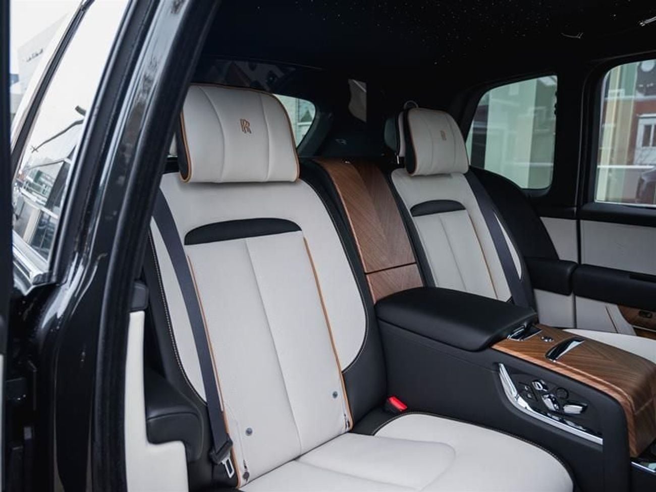 Rolls-Royce Cullinan Series II with Captain Seats