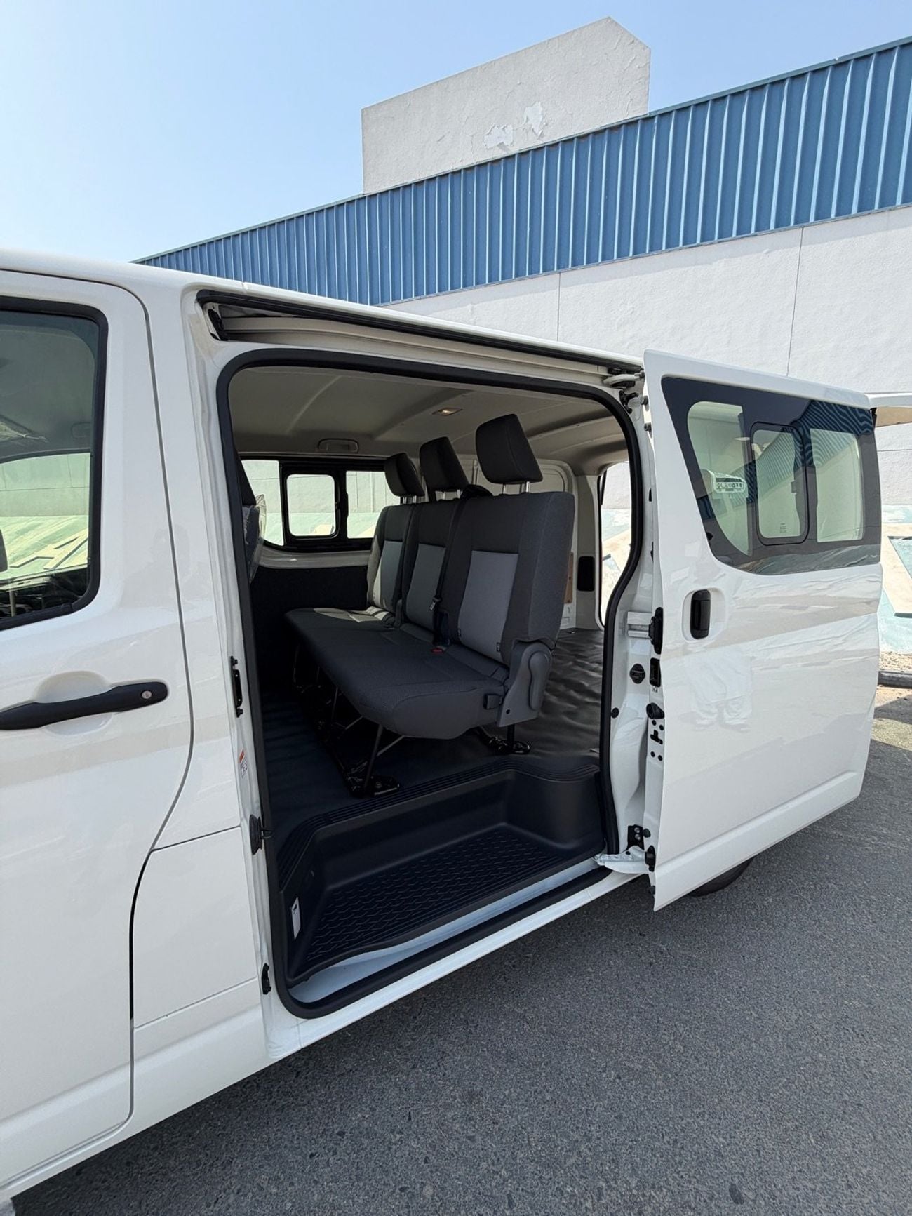 Toyota Hiace GL TOYOTA HIACE 6 SEATER GLASS VAN