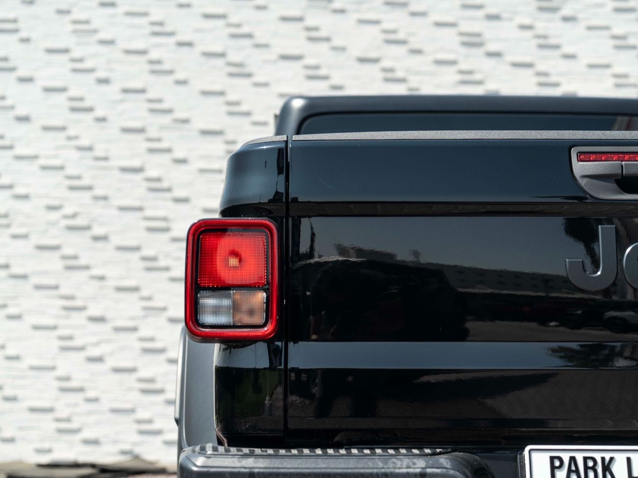 جيب جلادياتور AED 2,516 PM • GLADIATOR SPORT • ONLY 43,000 KM • OFFICIAL JEEP WARRANTY UNTIL 2027