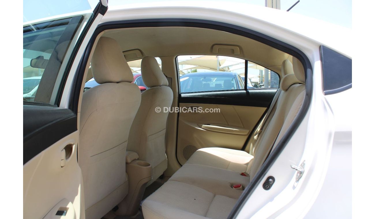 تويوتا يارس SE خالية من الحوادث - خليجي - مكينة 1500 سي سي - السيارة بحالة ممتازة من الداخل والخارج