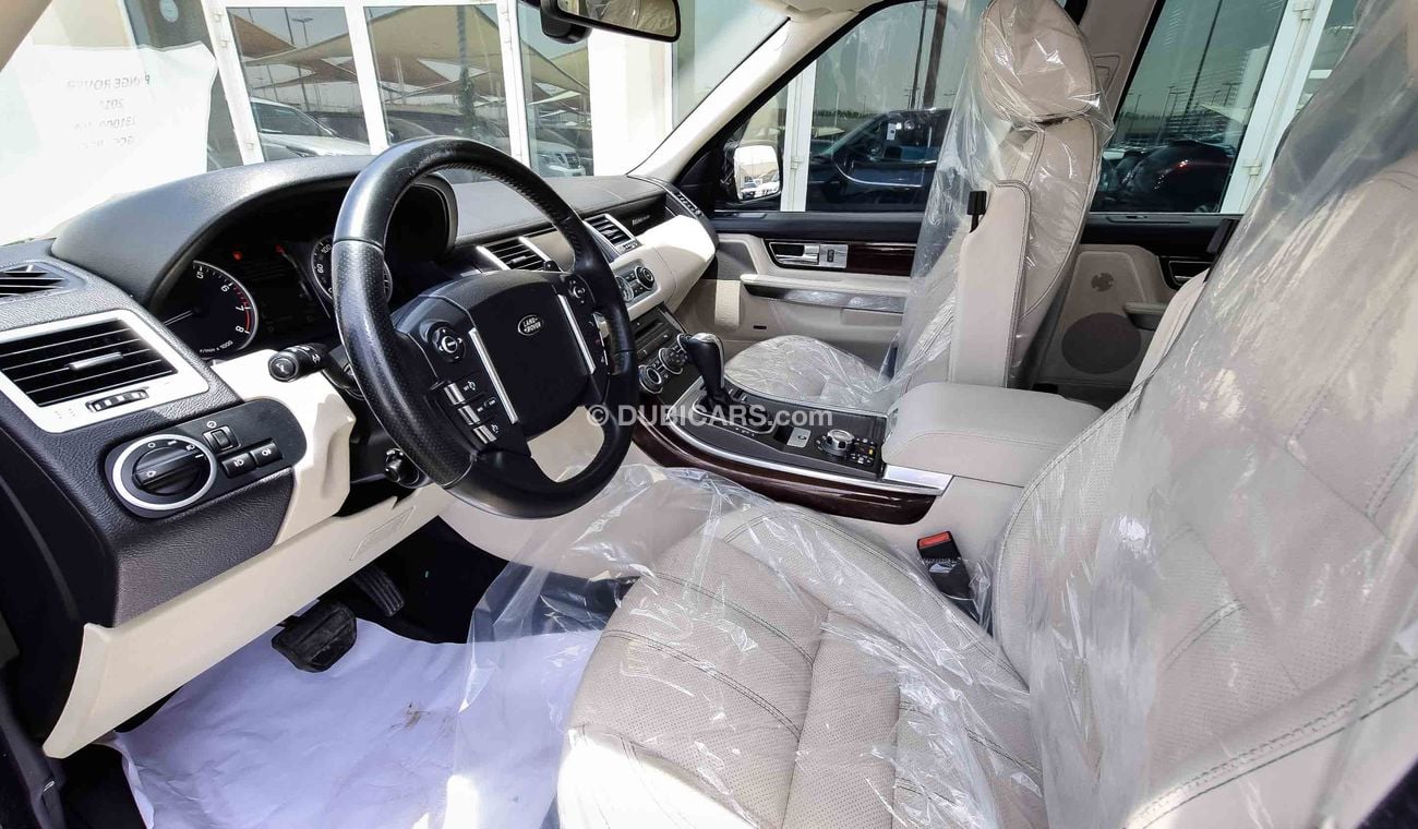 لاند روفر رينج روفر سبورت With HST Body Kit & supercharged Badge