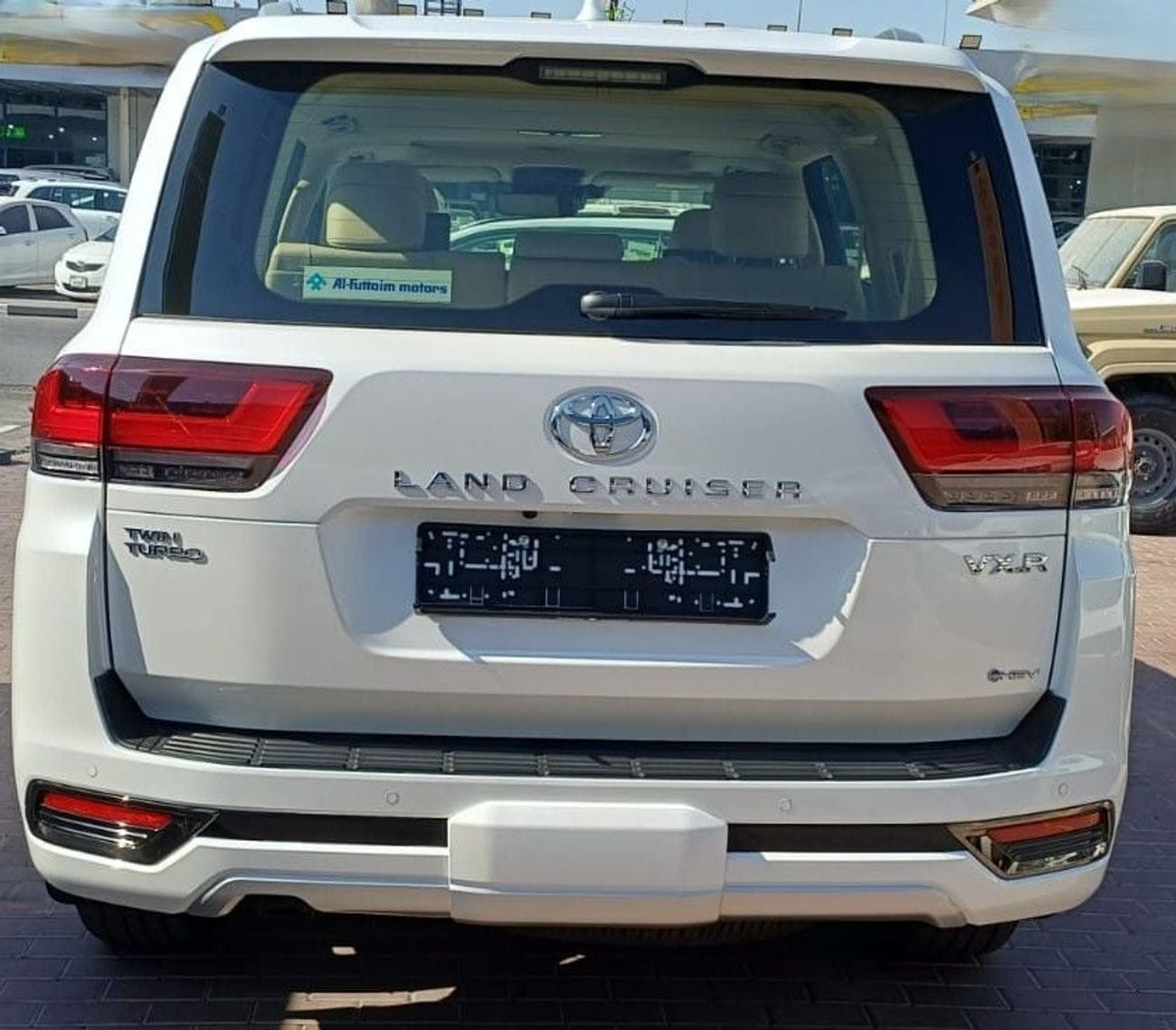 تويوتا لاند كروزر TOYOTA LAND CRUISER VXR 3.5L HYBRID COLOR WHITE MODEL 2025