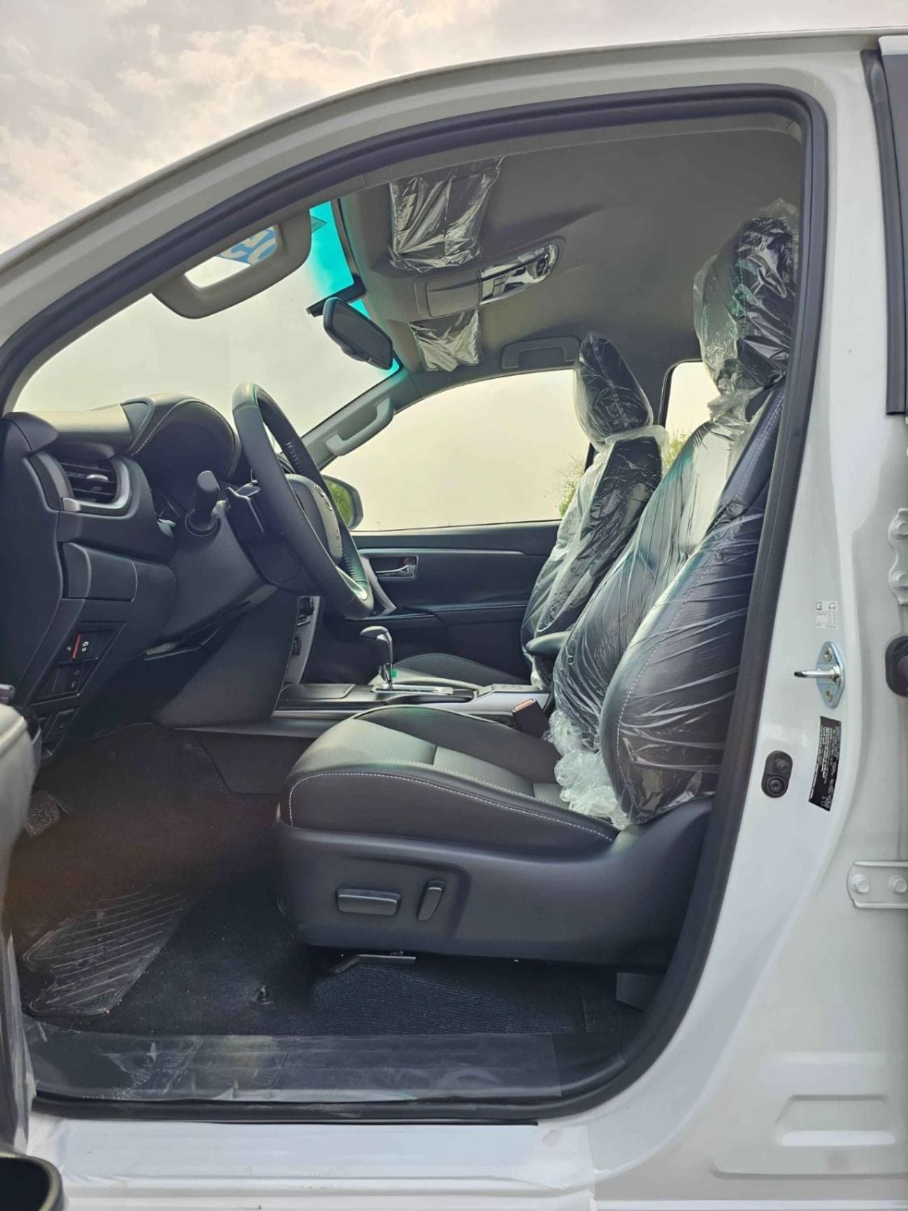 Toyota Fortuner VXR SR5 ADVENTURE / 4.0L V6 PETROL / FRONT PWR SEATS / PUSH START / DIFF LOCK AUTO A/C (CODE # F6HA)