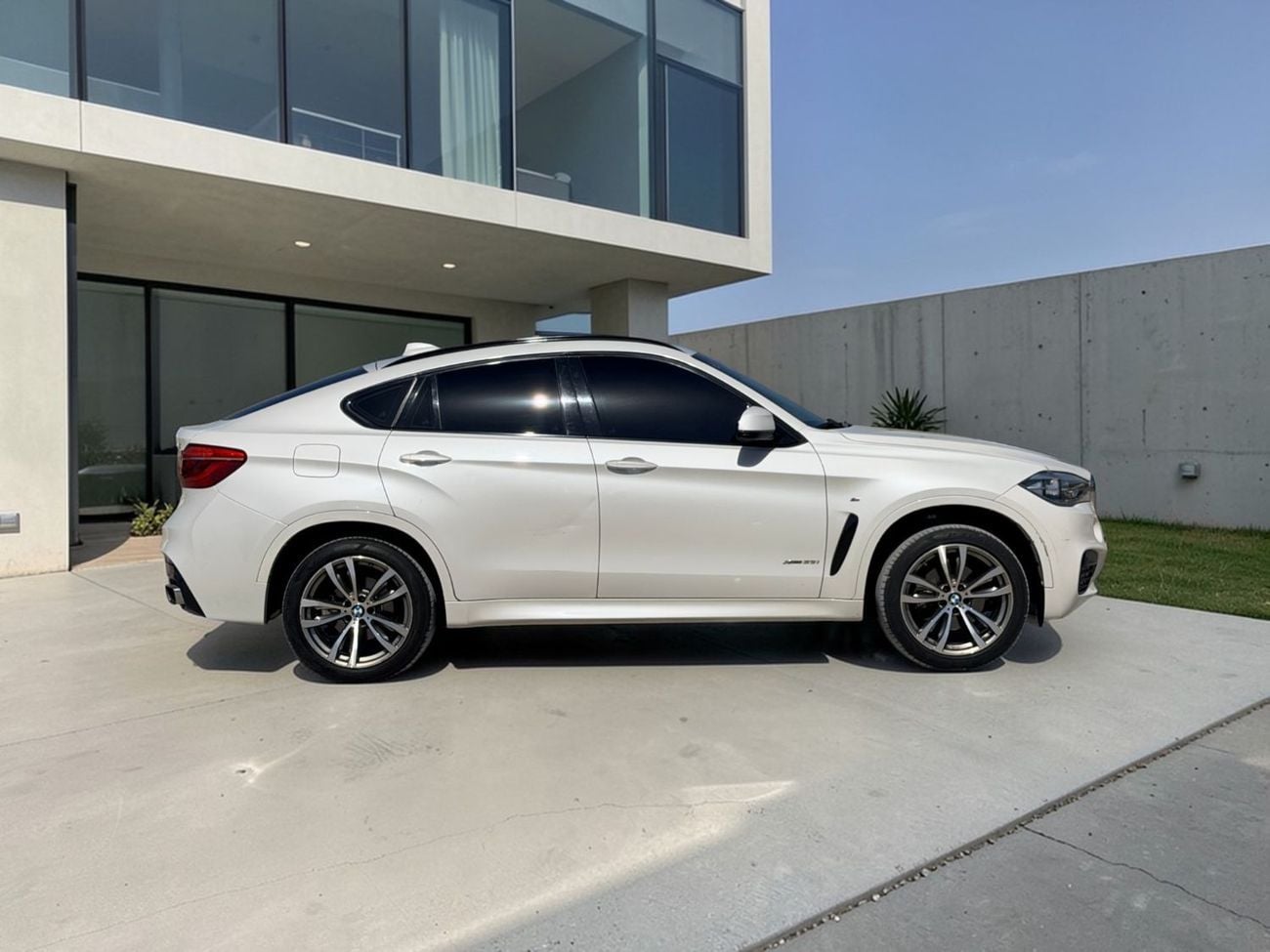 بي أم دبليو X6 AED 1,880 P.M | 0% DOWN PAYMENT | BMW X6 XDRIVE35I M KIT | AGENCY SERVICE HISTORY | 2019 | GCC SPECS