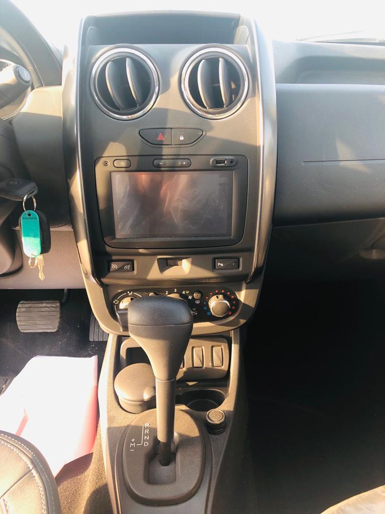 رينو داستر 2.0L LEATHER SEATS + DVD + REAR CAMERA + MP3 INTERFACE