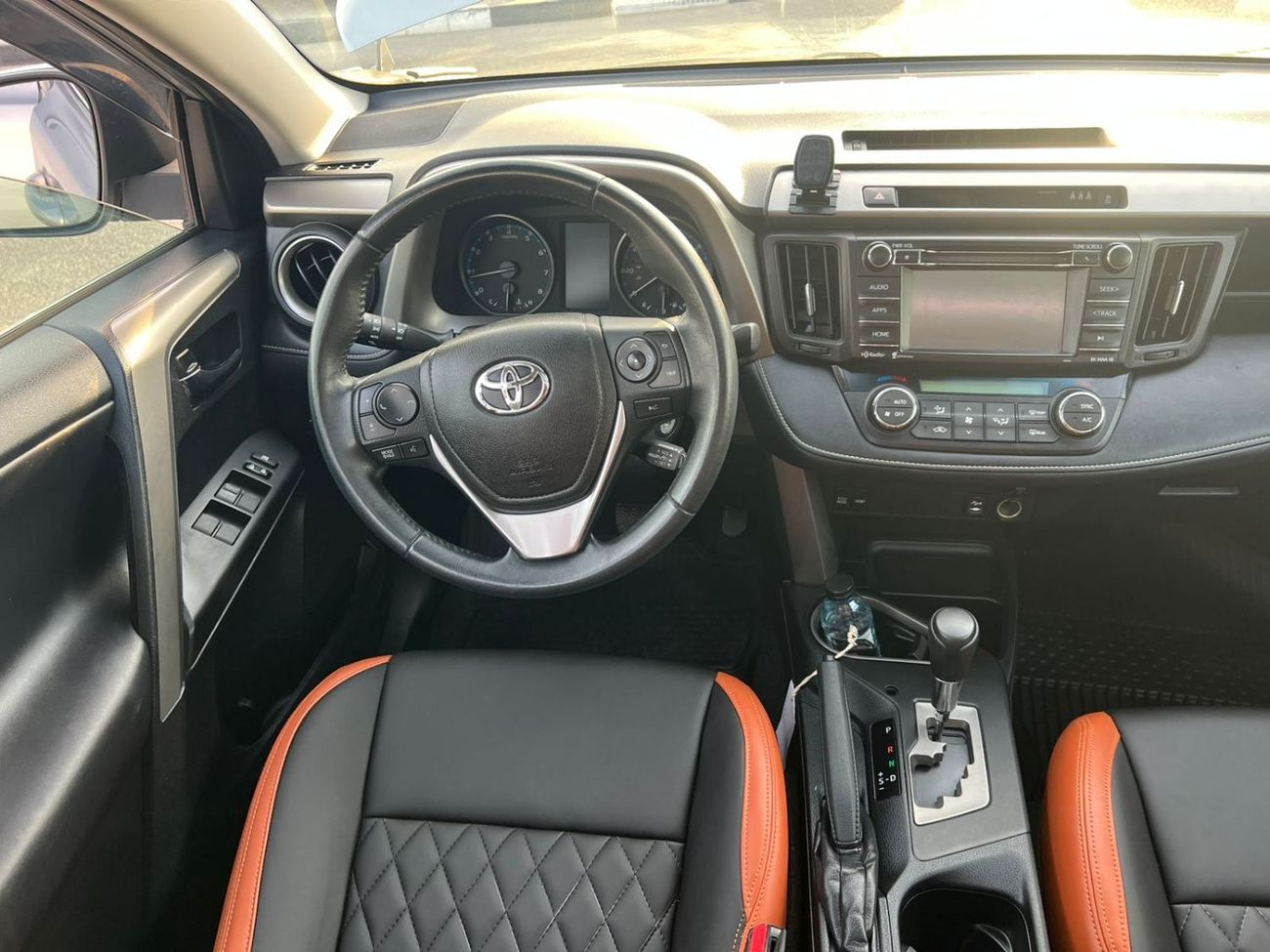 Toyota RAV4 2017 Toyota Rav4 XLE 2.5L V4 Mid Option - 4x4 AWD - Sunroof - Leather Seats -