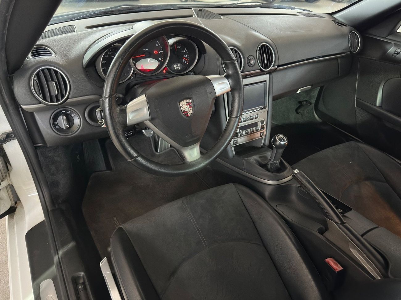 بورش كايمان PORSCHE CAYMAN 2008 2.7L | MANUAL TRANSMISSION | SPORTS STEERING WHEEL | HALF LEATHER SEATS
