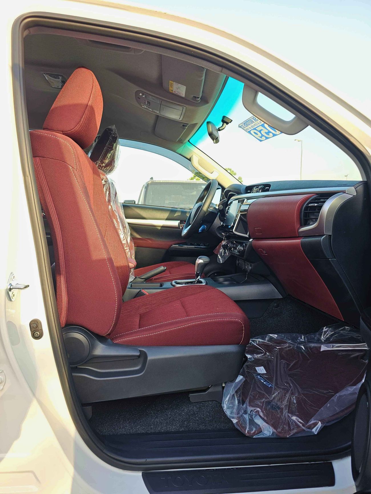 Toyota Hilux SR5 FULL OPTION / A/T / 2.4L V4 DIESEL / DVD + CAMERA / BLIND SPOT / 4WD (CODE # HDAF2)