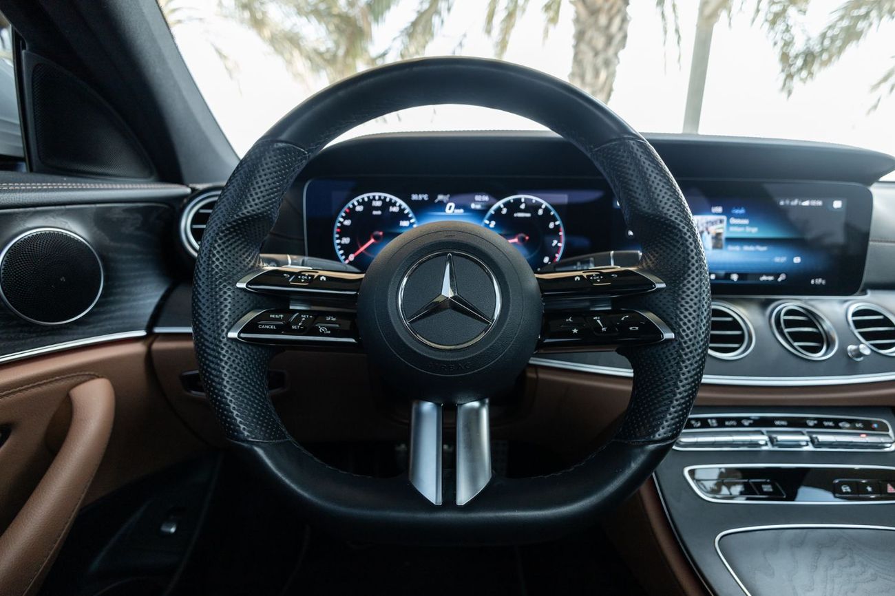 Mercedes-Benz E300 Premium 2.0L