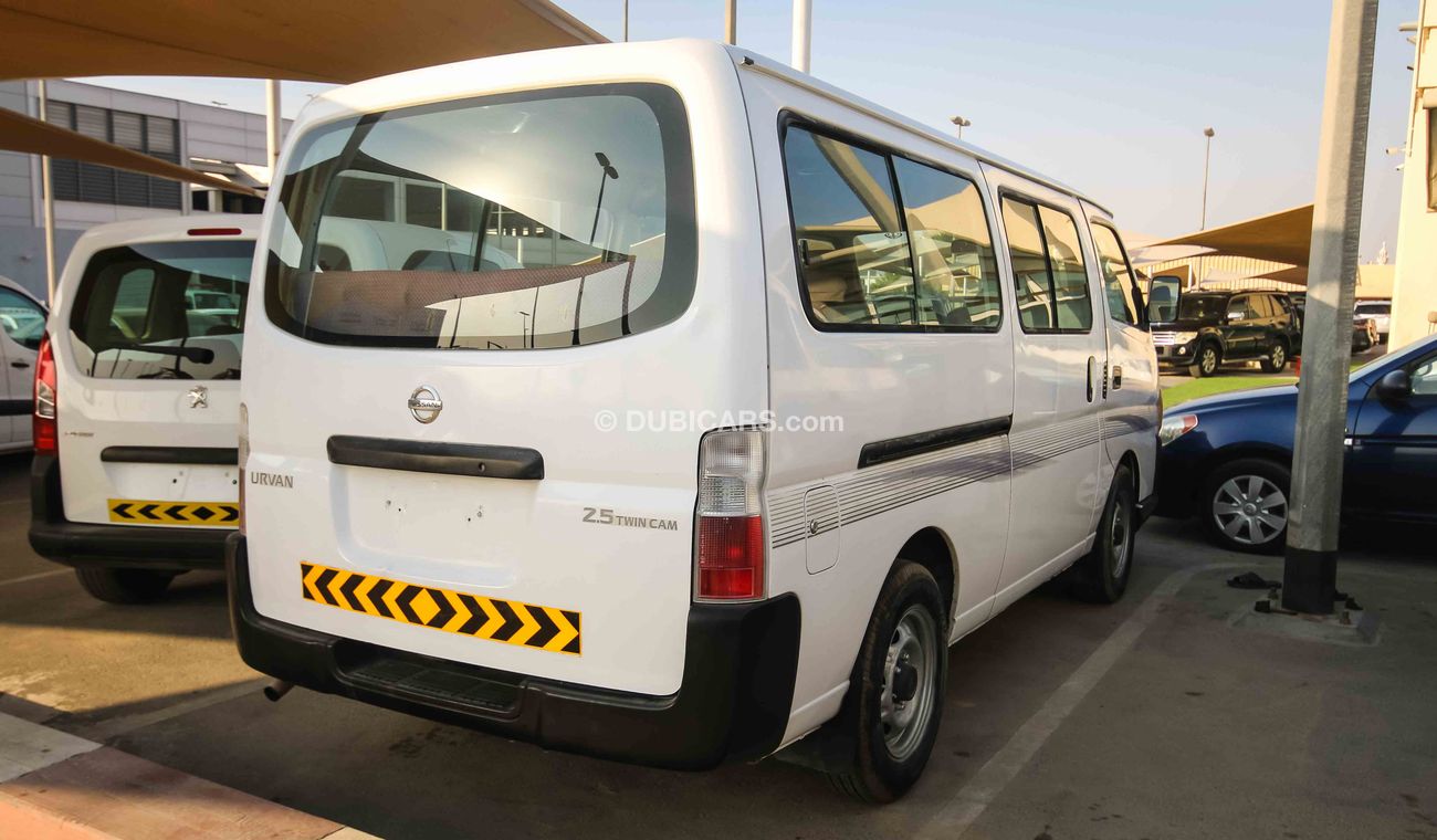 نيسان أورفان