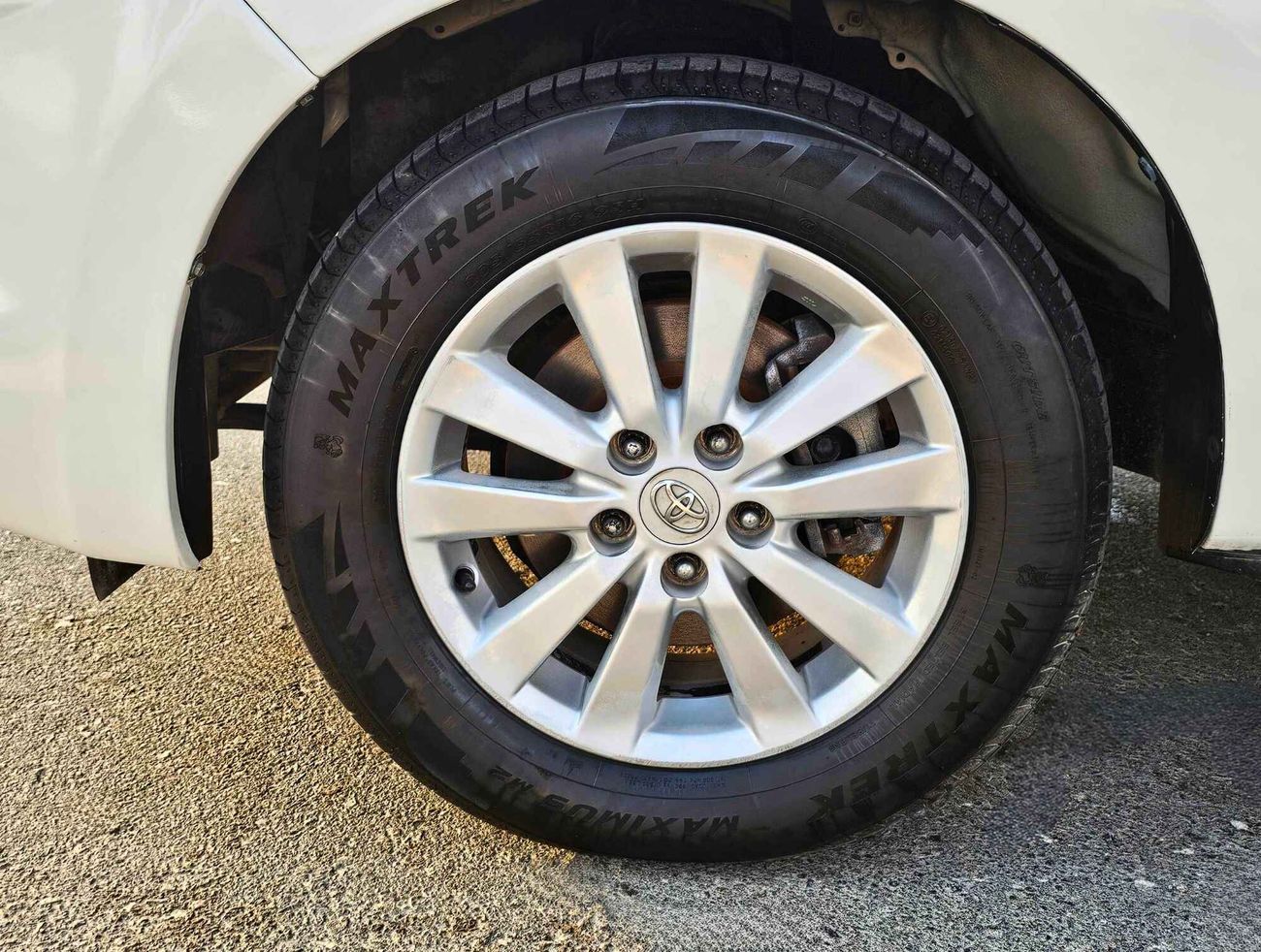 Toyota Innova V4 2.7/ GCC 7 SEATS/ LEATHER/ LOW MILEAGE / 592 MONTHLY / LOT# 15597