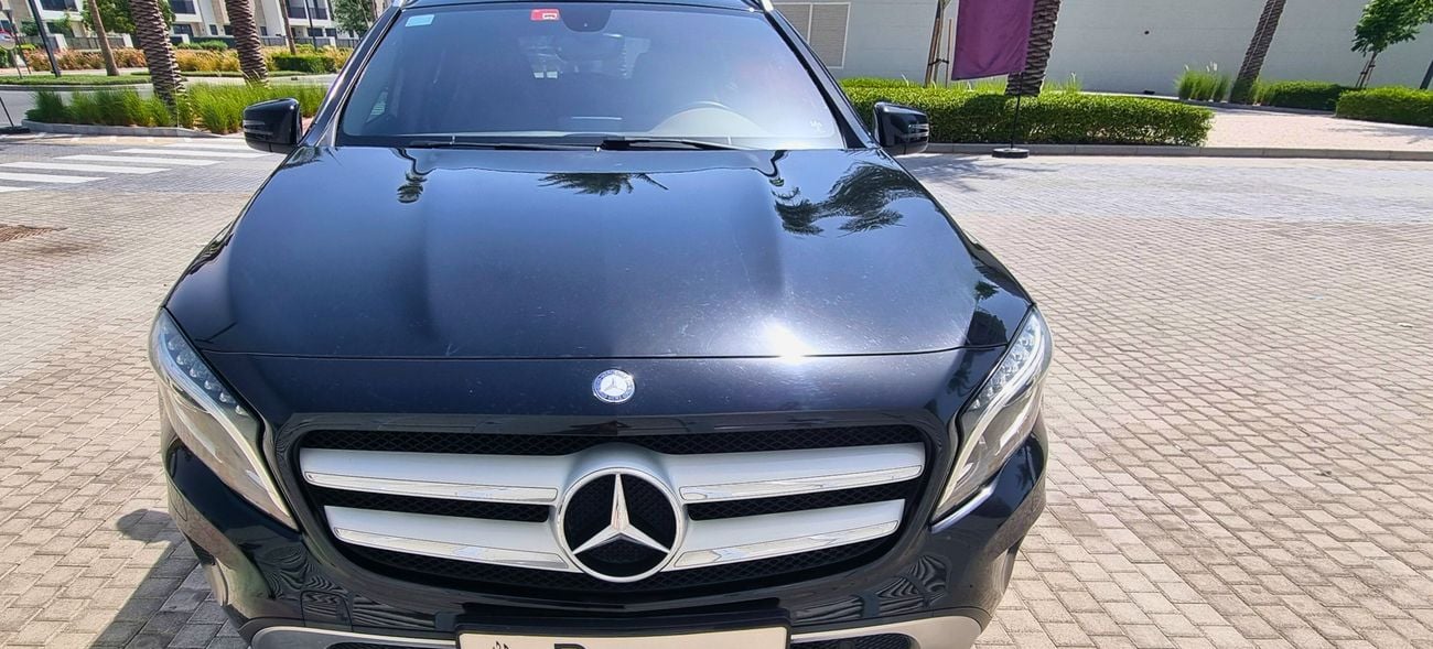 مرسيدس بنز GLA 250 4MATIC (All-Wheel-Drive)