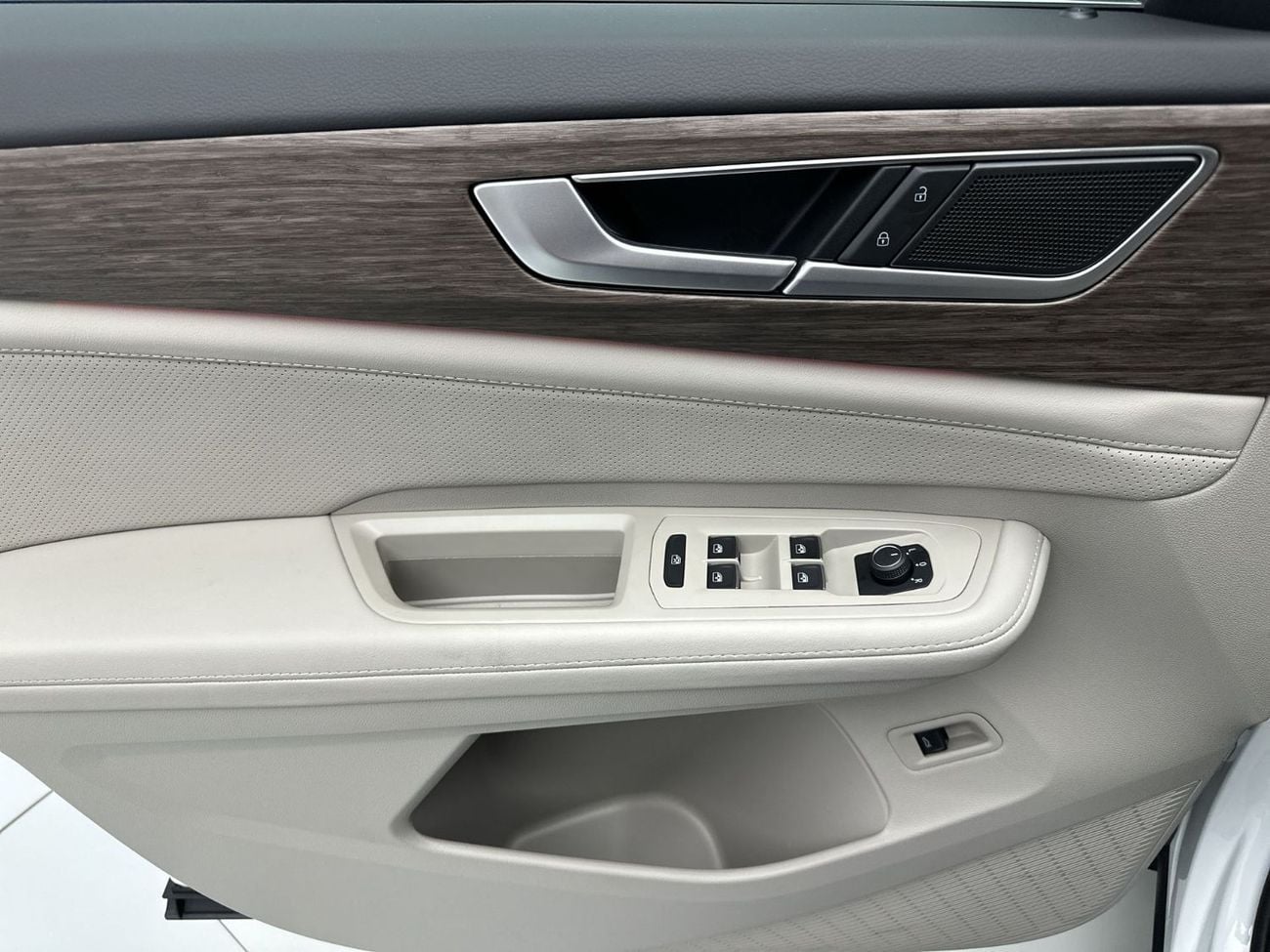 Volkswagen Teramont R-Line 3.6L R-Line 2L (Ref#40231) / 30,100 AED SAVINGS from New Car