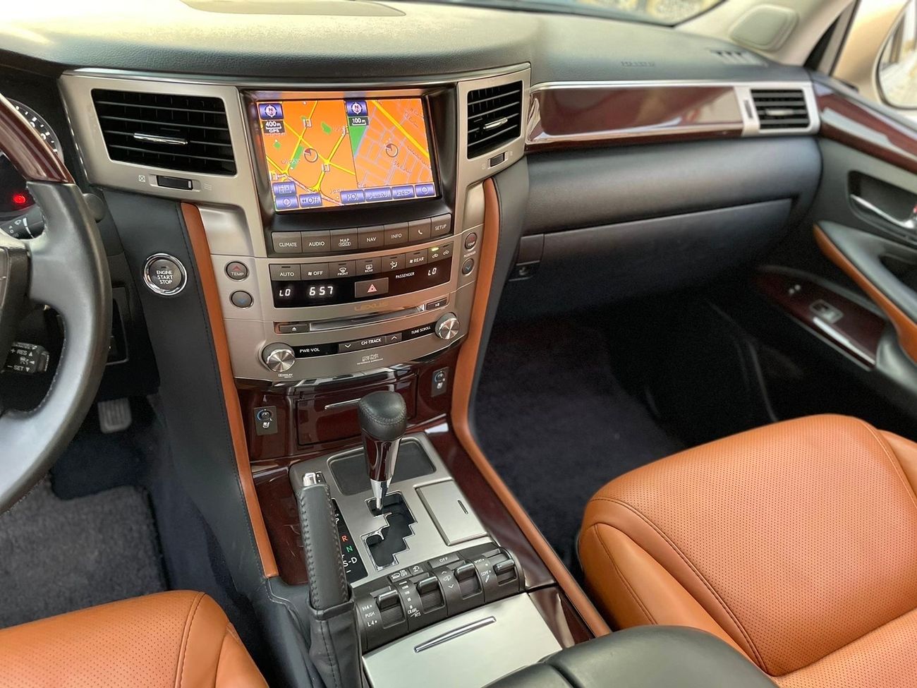 لكزس LX 570 للبيع لكزس LX570 خليجي ماشيه 155000 الف نظيف جداً