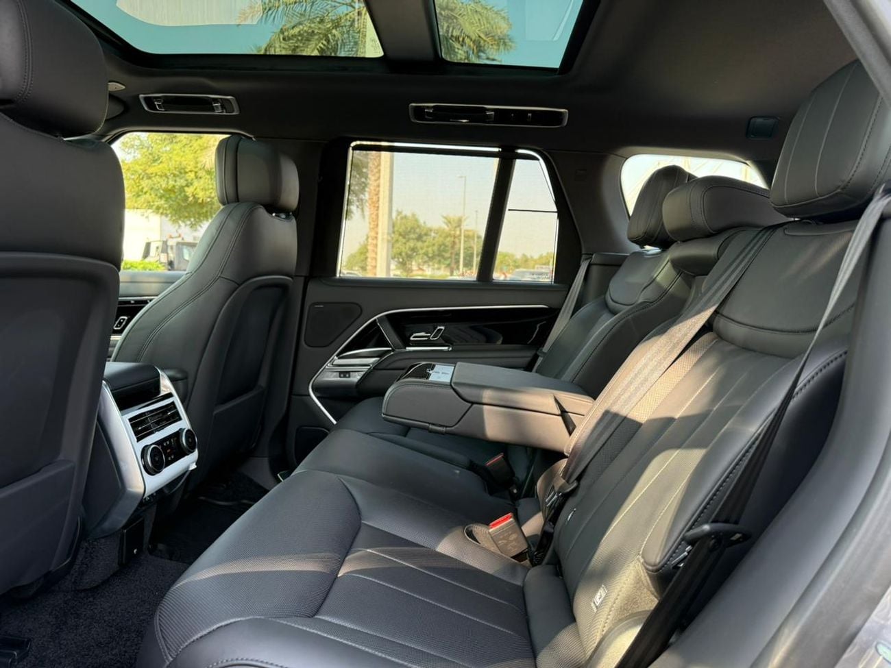 Land Rover Range Rover SE P360 3.0L RANGE ROVER VOGUE SE P360 | BRAND NEW | MODEL: 2025 | GCC SPECS | 5 YEARS WARRANTY AND