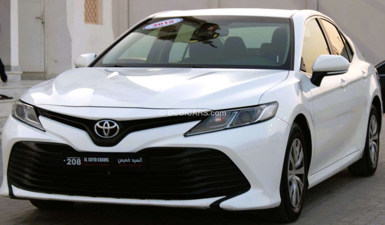 Toyota Camry S Toyota camry 2019 white excellent condition without accident