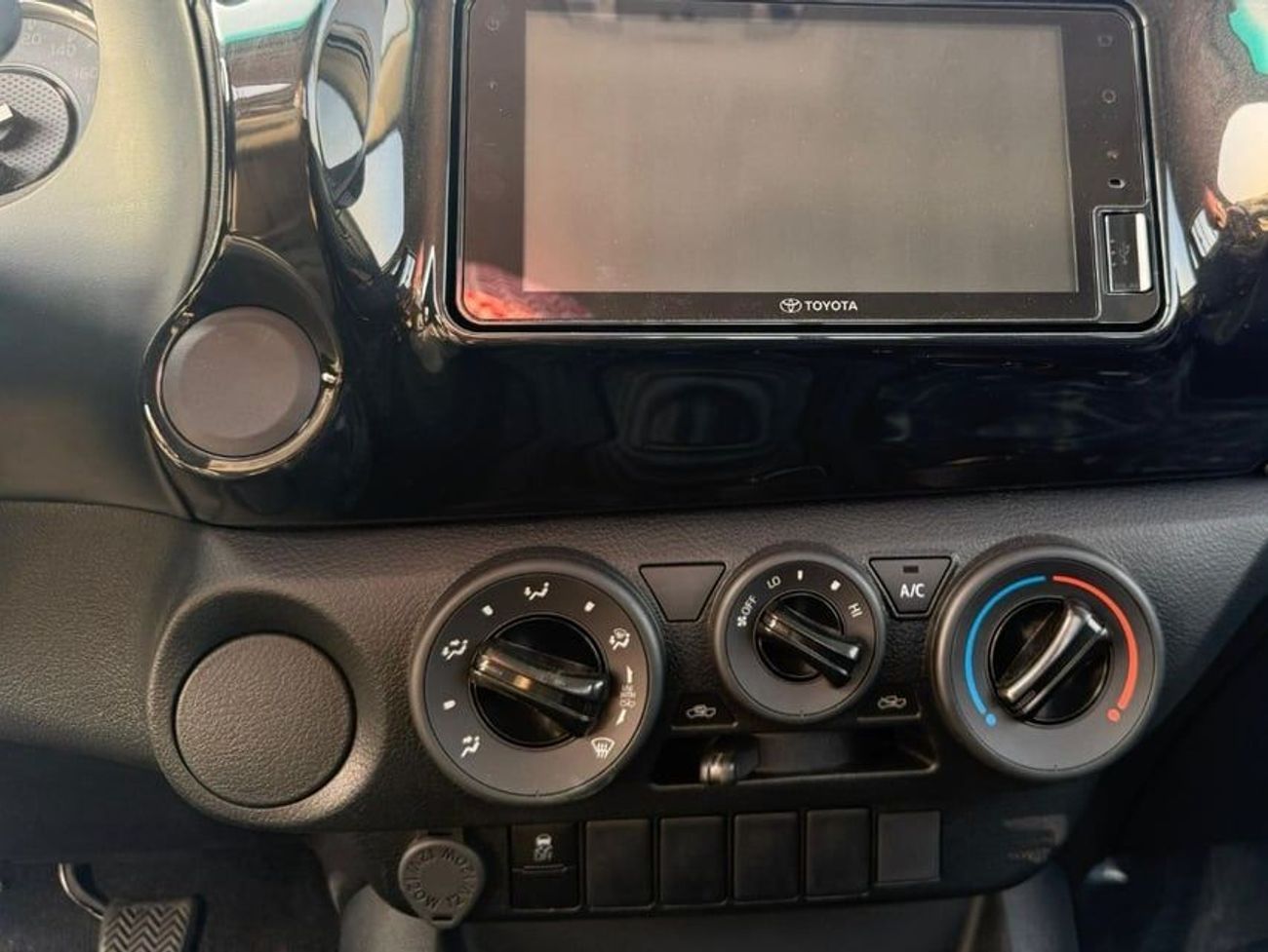 تويوتا هيلوكس GL 2.4L Single Cab Utility