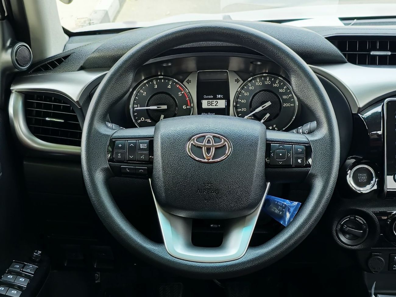 Toyota Hilux TOYOTA HILUX DIESEL 2.4 DOUBLE CABIN - M/T - HIGH OPTIONS - PUSH START - 2025 - WHITE INSIDE RED - N