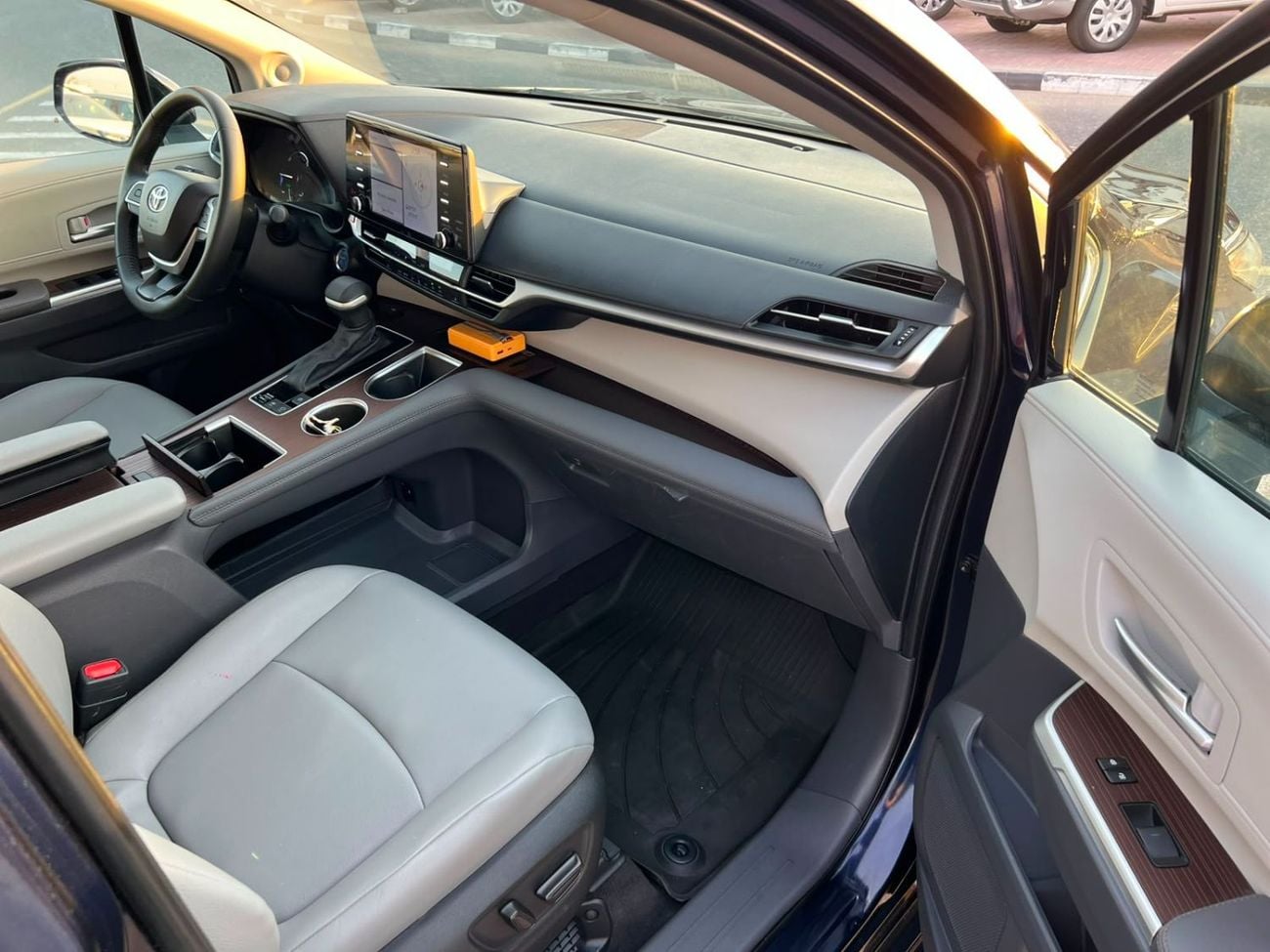 تويوتا سيينا  2024 Toyota Sienna XLE Hybrid Full Option 2.5L V4 - 7 Seater Doors Full Auto With Radar - Rear Camer