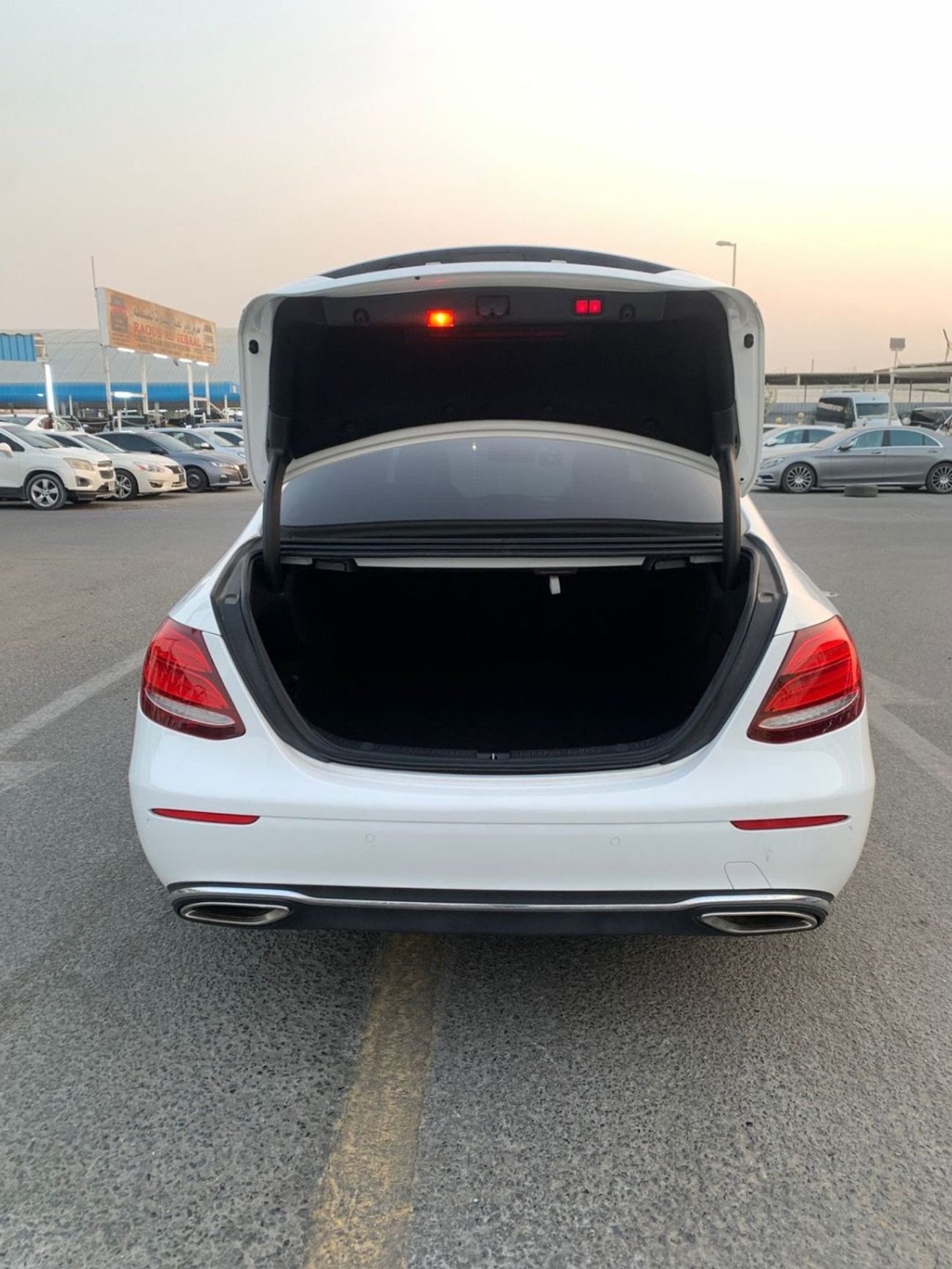 مرسيدس بنز E300 Mercedes-Benz E300 4Matic panorama V4 2.0L Model 2017 Price:90.000AED  Mileage:140.000 Km  Specifica