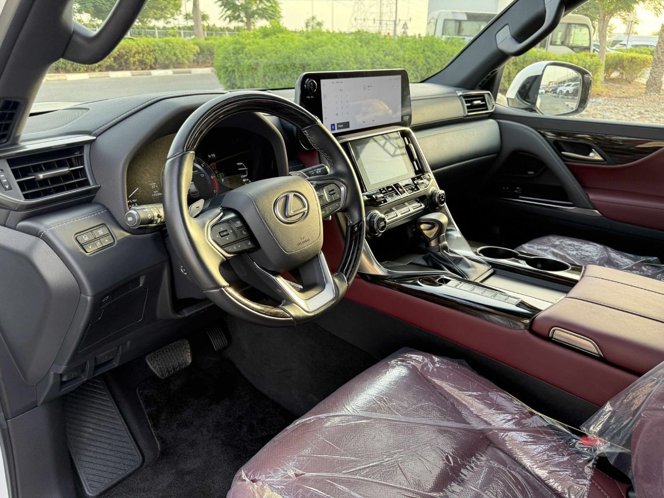 Lexus LX 600 Signature 3.5L ( CYL) GCC SPEC UNDER WARRANTY