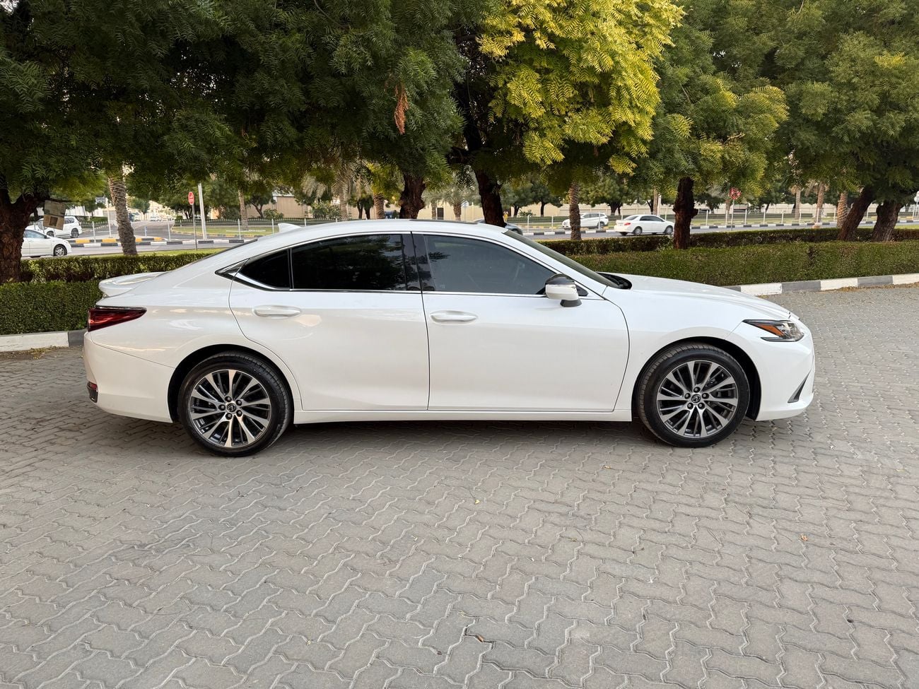 لكزس ES300h full Option 2024 Hybrid