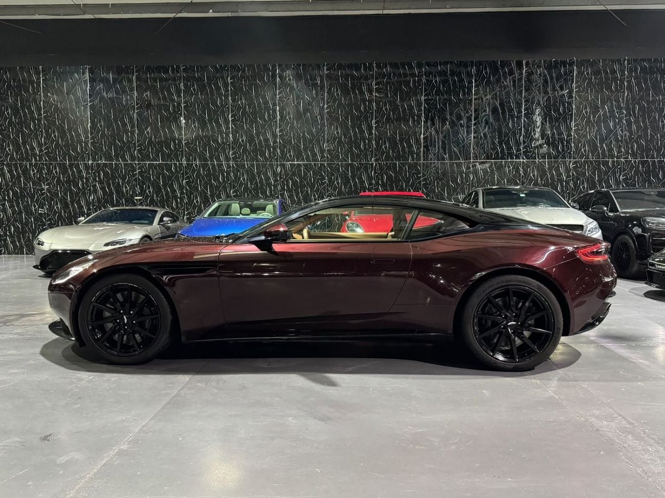 أستون مارتن DB11 STANDARD