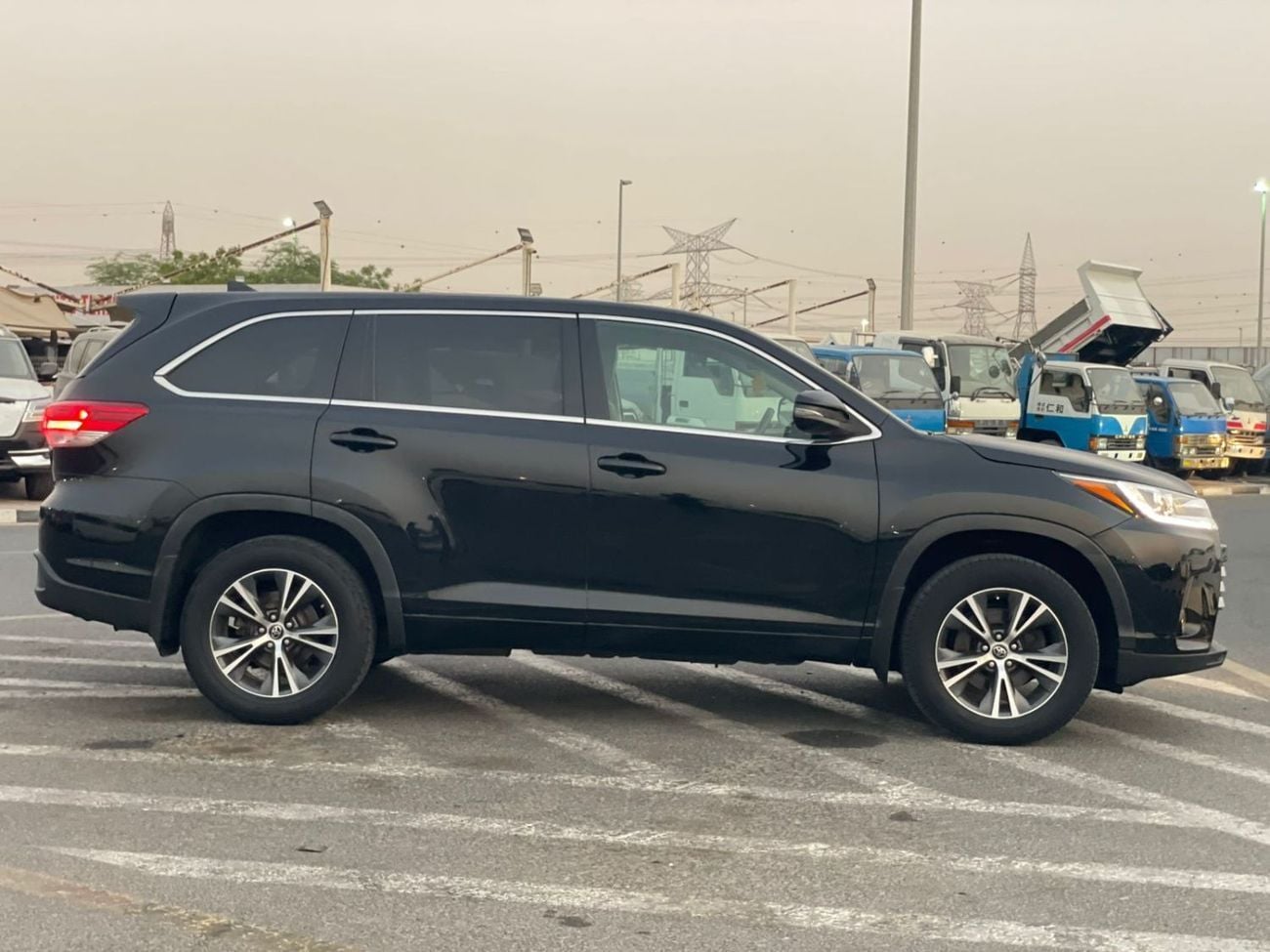 Toyota Highlander LE (NON GCC) 2017 Toyota Highlander MidOption - 3.5L V6 - 4x4 AWD - Full 7 Seater - Trunk Auto