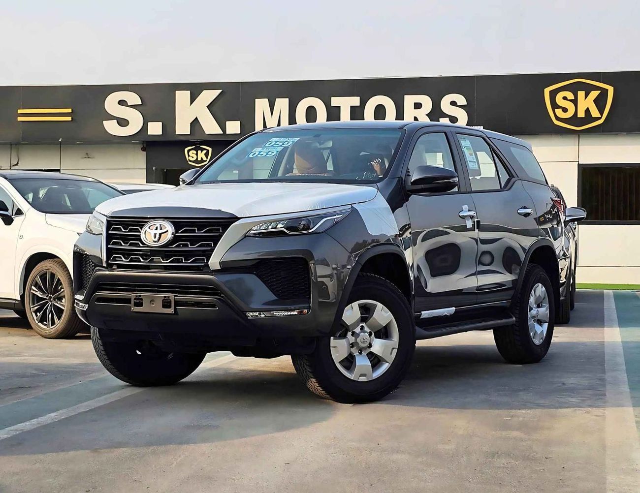 Toyota Fortuner 2.4L V4 DIESEL / MANUAL A.C / DIFF LOCK / OVER FENDER / MID OPTION 4WD (CODE # FD24B)