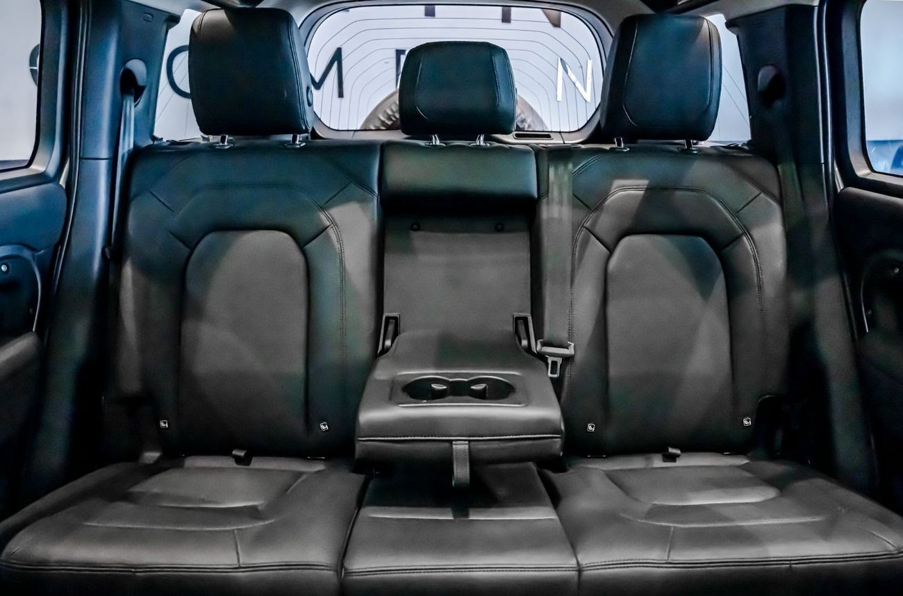 Land Rover Defender 2023 Land Rover Defender 110 P300 SE, 2028 Land Rover Warranty + Service Contract, Low KMs, GCC