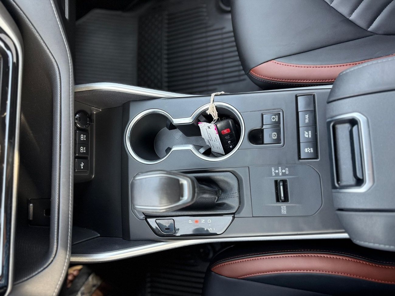 Toyota Highlander Hybrid leather seats,push start,blind spot