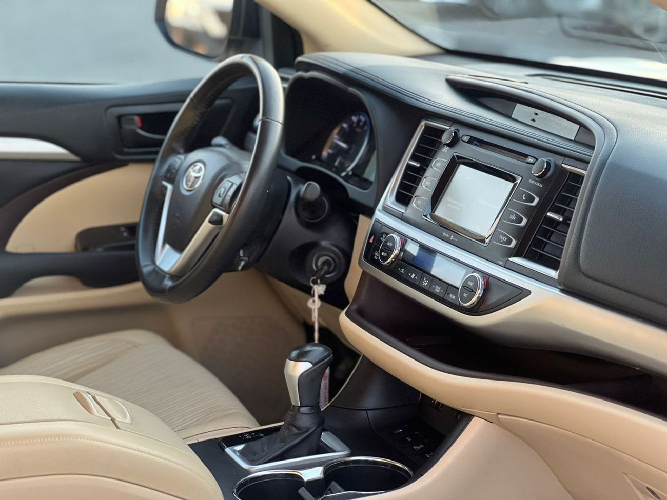 تويوتا هايلاندر 2015 Toyota Highlander LE+ Plus 3.5L V6 - Interior Beige - 7 Seater 4x4 AWD - Electric Seat With Big