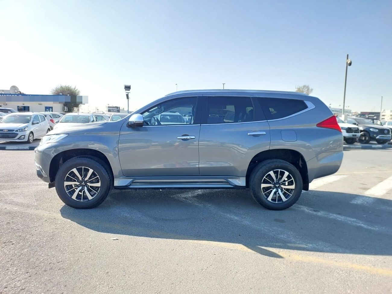 Mitsubishi Pajero MITSUBISHI PAJERO SUV RHD 2016 MODEL 2.4 L DIESEL AUTOMATIC(PM05897)