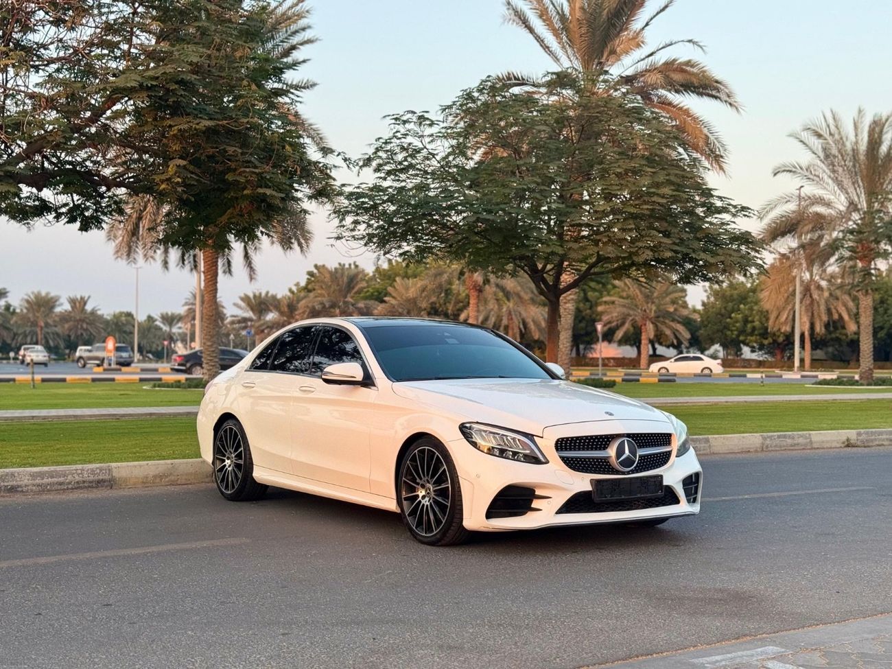 مرسيدس بنز C 200 MERCEDES C200 MODLE 2019 GCC SPACE FULL OPTION 360 CAMERA
