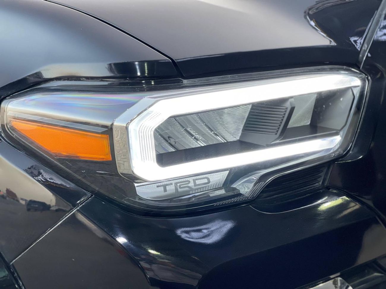 تويوتا تاكوما طقم TRD / محرك V6 سعة 3.5 لتر / دفع رباعي / فتحة سقف / شاشة كبيرة / نظام مراقبة النقاط العمياء / بحا