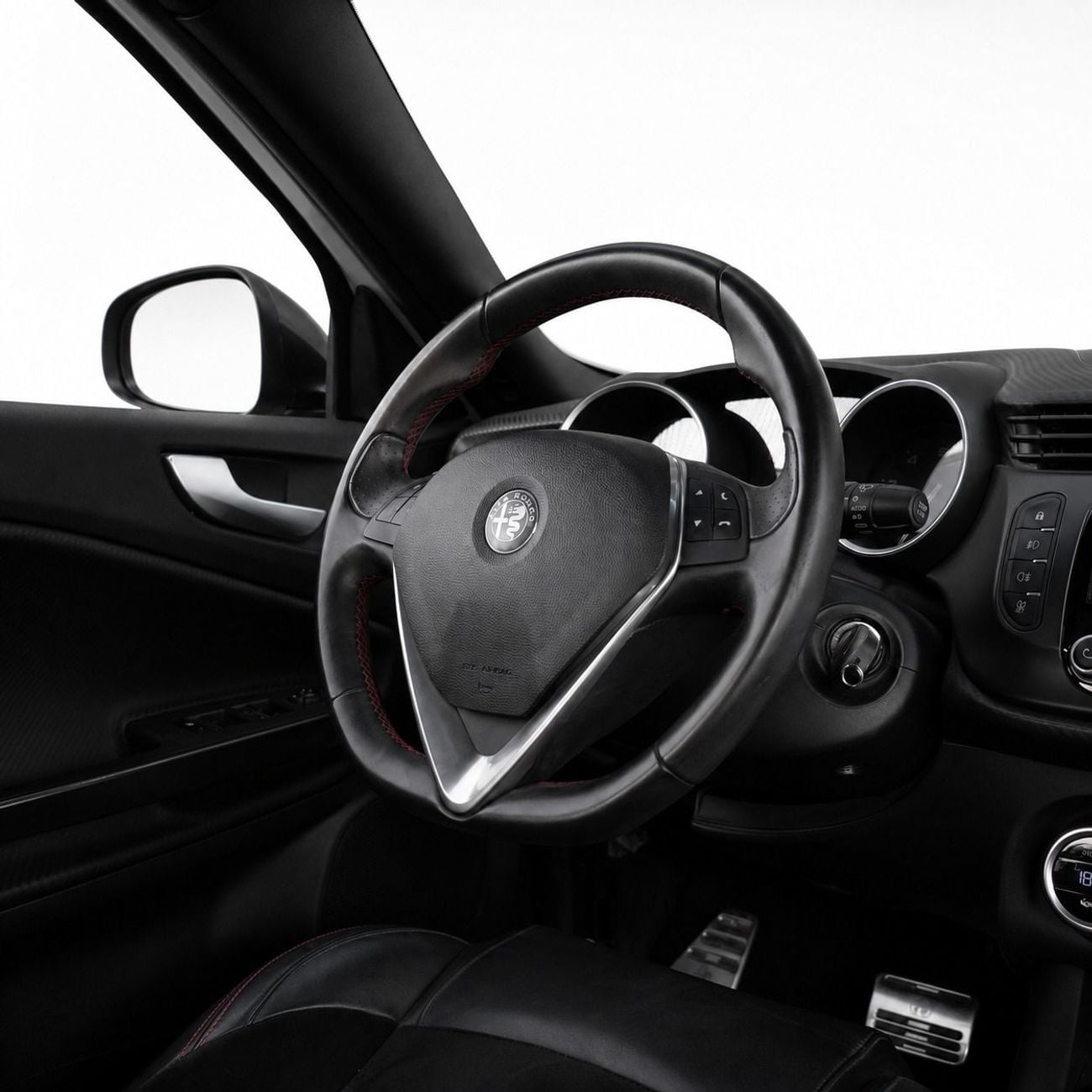 ألفا روميو جوليتا Veloce AED 708 P.M • 0% Downpayment •  Alfa Romeo Giulietta Veloce • 1 Year Warranty