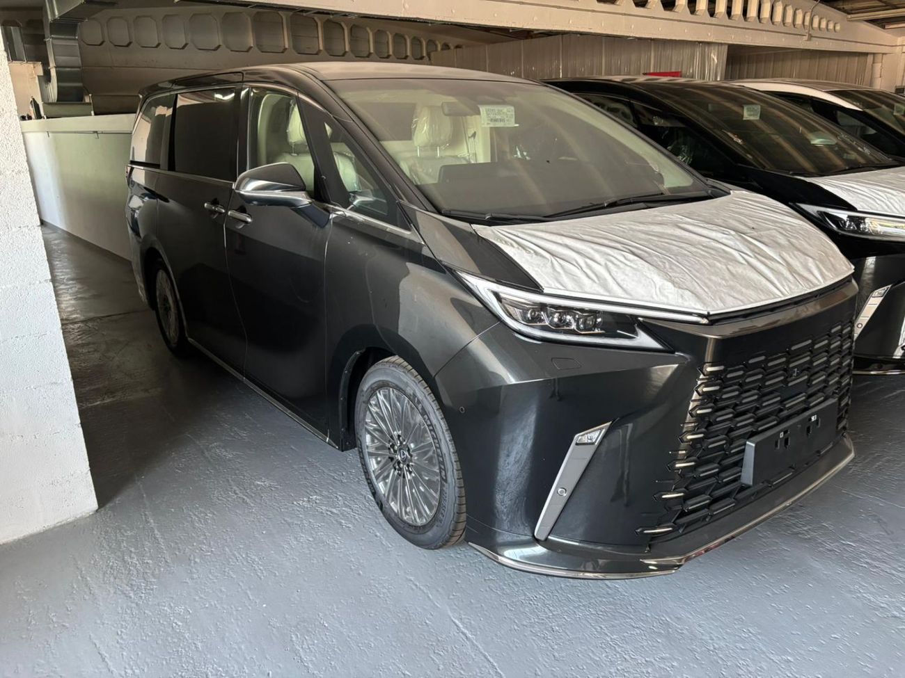 Lexus LM 350h LM 350h - 4 seater