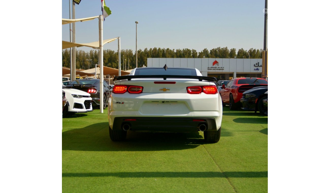 Chevrolet Camaro The cylinders (4 cylinders) have a capacity of 2.0 liters with a turbocharger to generate 275 horsep