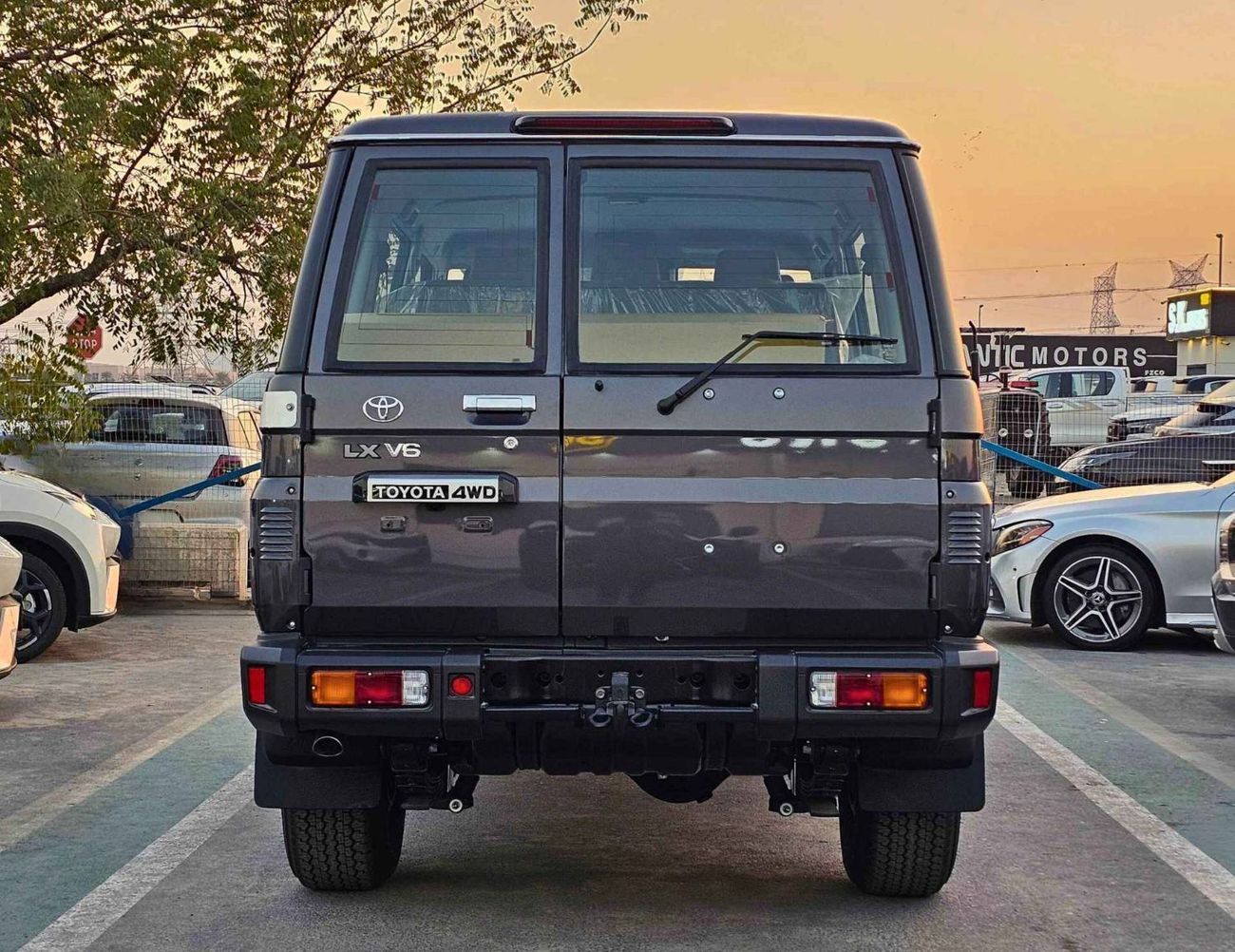 Toyota Land Cruiser 70 LX LC76 / 4.0L PETROL A/T / RADAR, DIFFLOCK, WINCH, SNORKEL, REFRIGERATOR / CODE # 76PAFR
