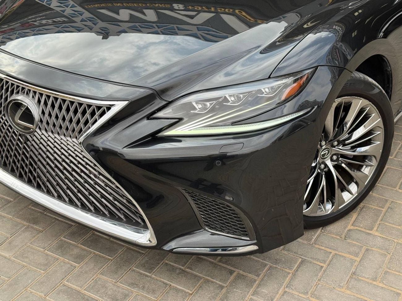 لكزس LS 500 محرك V6 سعة 3.5 لتر / أعلى المواصفات لكبار الشخصيات / كاميرات 360 درجة / تدليك لجميع المقاعد / بحالة