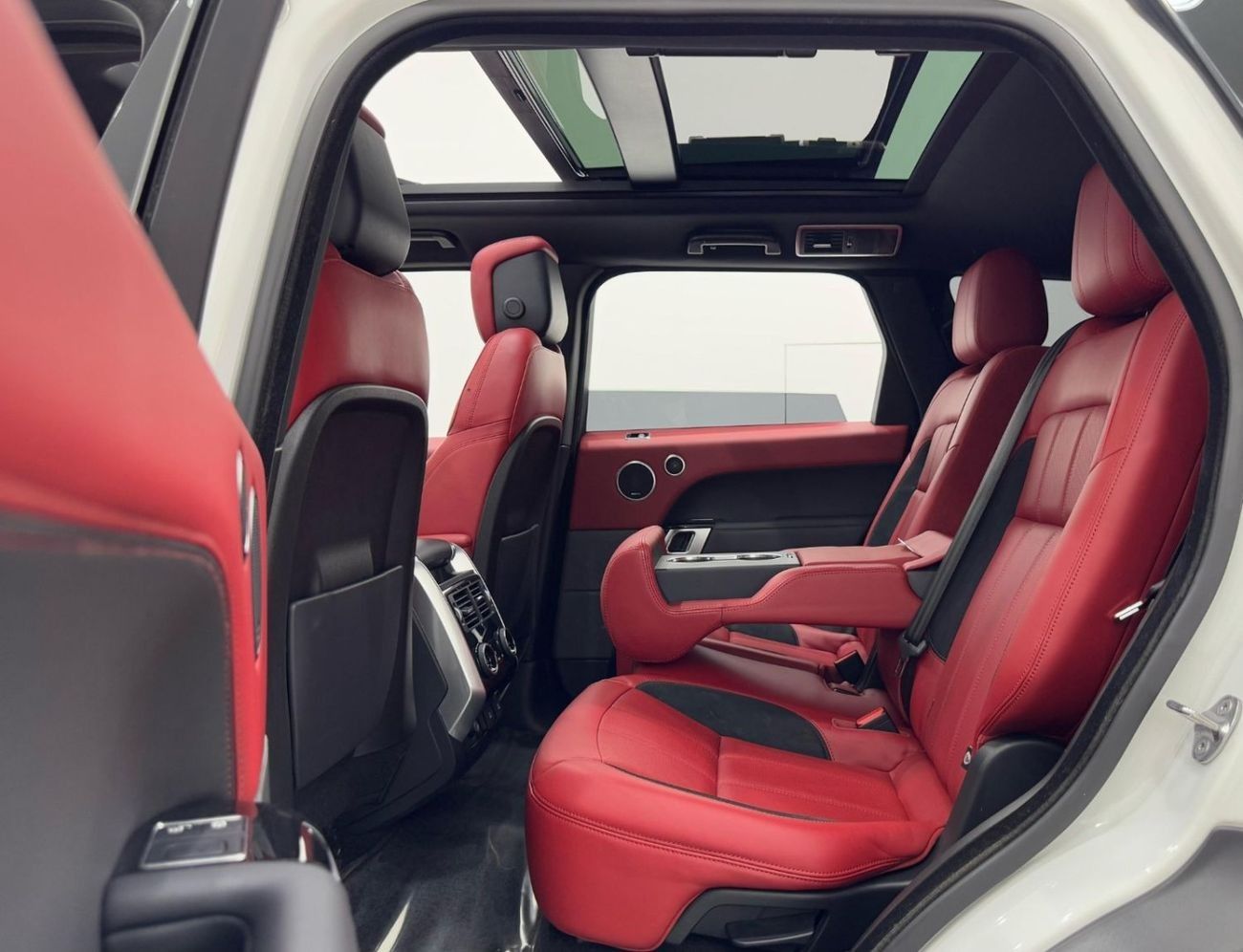 لاند روفر رينج روفر سبورت HSE Dynamic 3.0L 2018 Range Rover Sport HSE Dynamic, Warranty, 2028 Range Rover Service Pack, GCC