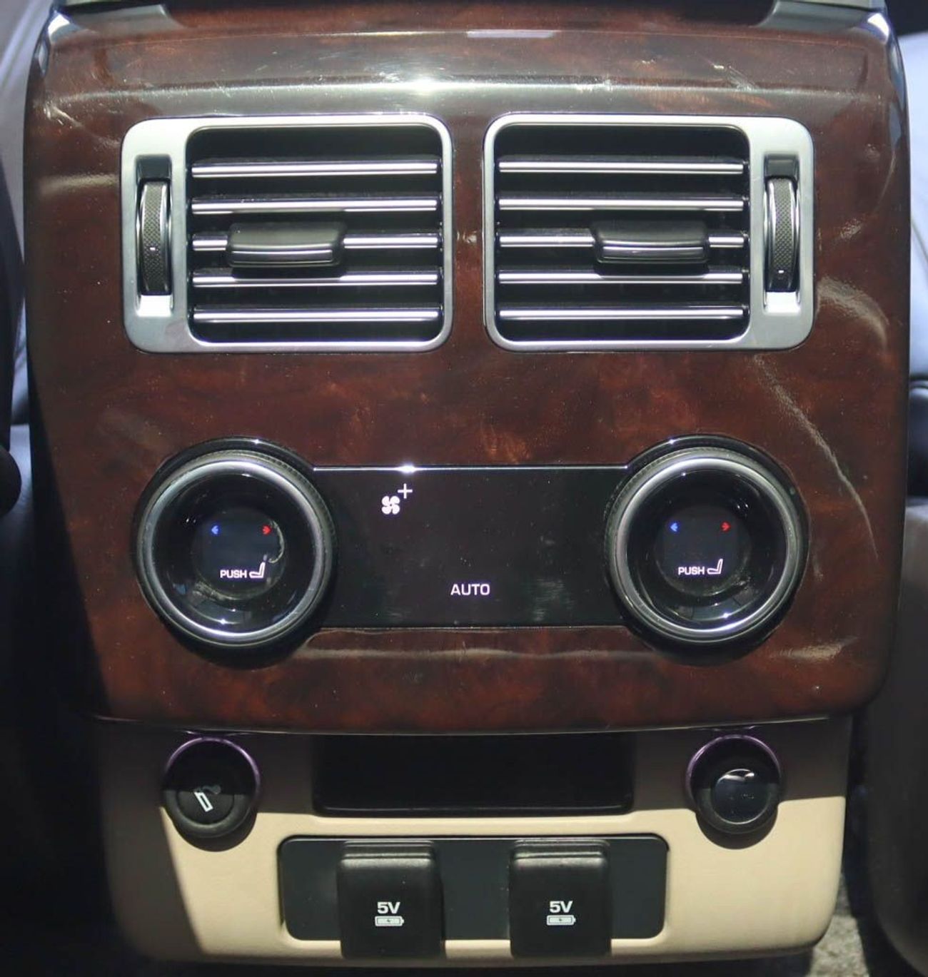 Land Rover Range Rover Vogue SE 5.0L Range Rover GCC 2018, 5.0L 8V, Vogue SE Supercharged , Original Paint, Accident-Free 4