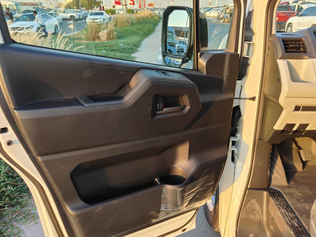 Toyota Hiace 2026 Toyota Hiace DX 13-Seater 2.8L 4-Cyl Diesel M/T RWD (3-Point Seatbelts) Export Only