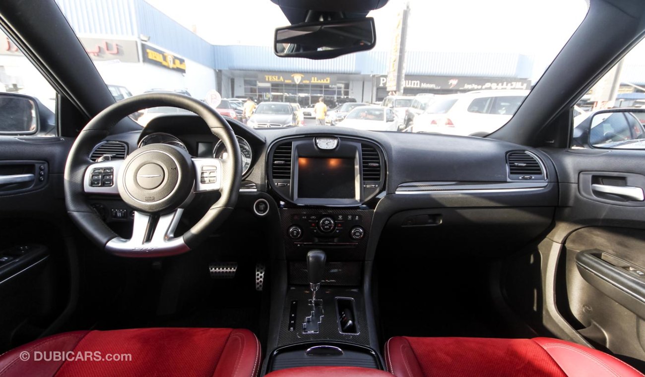chrysler-300-srt8-2018-interior-cabinets-matttroy