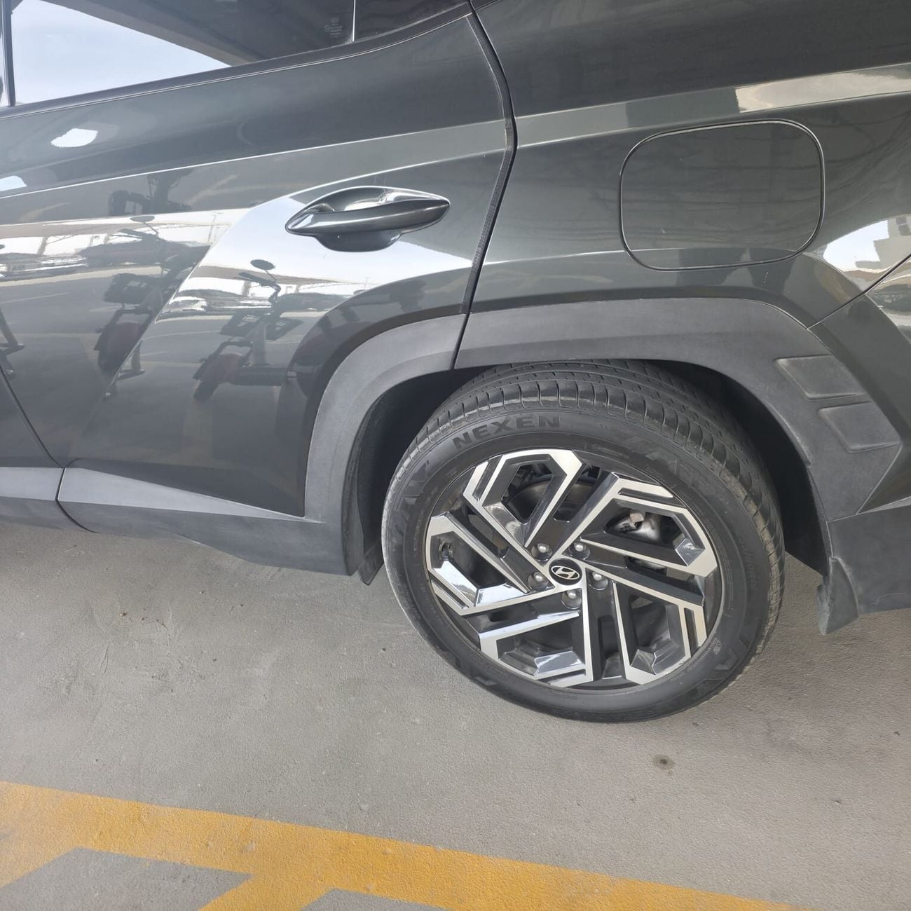 Hyundai Tucson PREMIUM PLUS An olive green car.