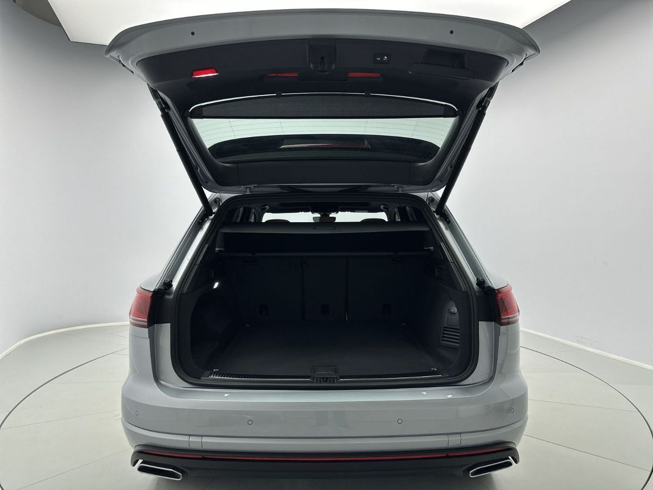 Volkswagen Touareg 3.0T TL (340 HP) Touareg Elegance + Tirano (Ref#02378) - 42,100 AED SAVINGS from New Car